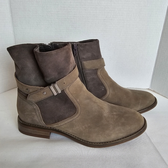 Clarks Collection Camzin Strap Ankle Boots Size 10W Taupe Leather Comfort Bootie - Picture 2 of 14